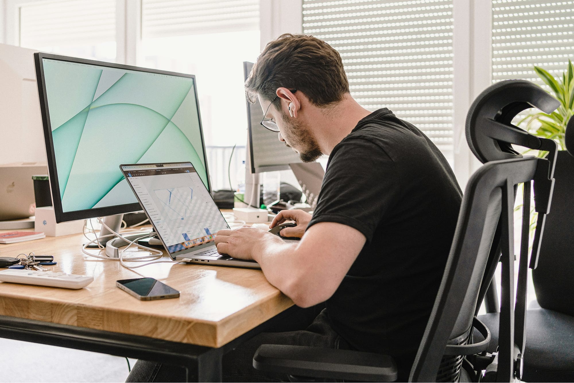 Developer achter een bureau